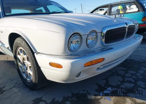 2001 Jaguar Xj8 z USA, uszkodzony, nr VIN SAJDA14C91LF28245